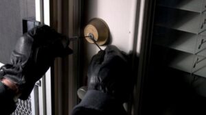 Provalio u kuću i ukrao torbicu s dokumentima i nakitom