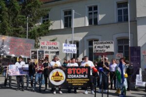 Mještani Apatije prosvjedovali u Sisku: NE megafarmi pilića u Apatiji! – ministar poljoprivrede pozvao ih na razgovor