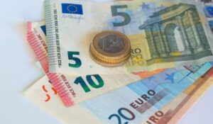 Prosječna mjesečna neto plaća za veljaču 1527 eura, najbolje plaće – u farmaciji