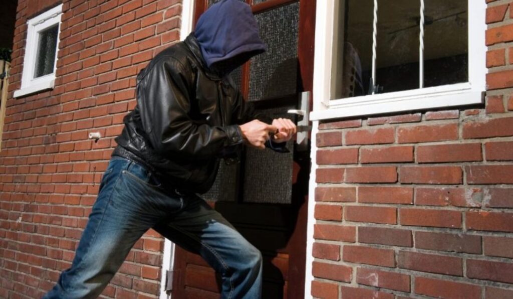 Iz nezaključanog podruma ukradeni bicikl i kosilica, a iz trgovine odjeća u vrijednosti od oko 180 eura