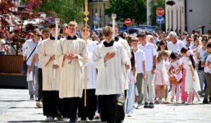 Tijelovska procesija središnjim varaždinskim ulicama i trgovima