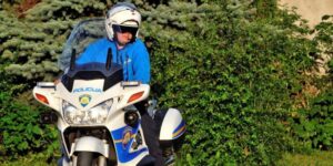 Pijan se vozio autom tijekom biciklističke utrke pa ozlijedio policajca na motociklu