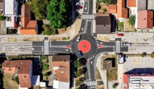 Na raskrižju Križanićeve, Galinčeve i Ulice M. J. Zagorke uređen mini rotor