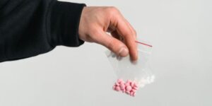 Troje hrvatskih državljana pod istragom zbog neovlaštene proizvodnje i prometa drogama i omogućavanja trošenja droga